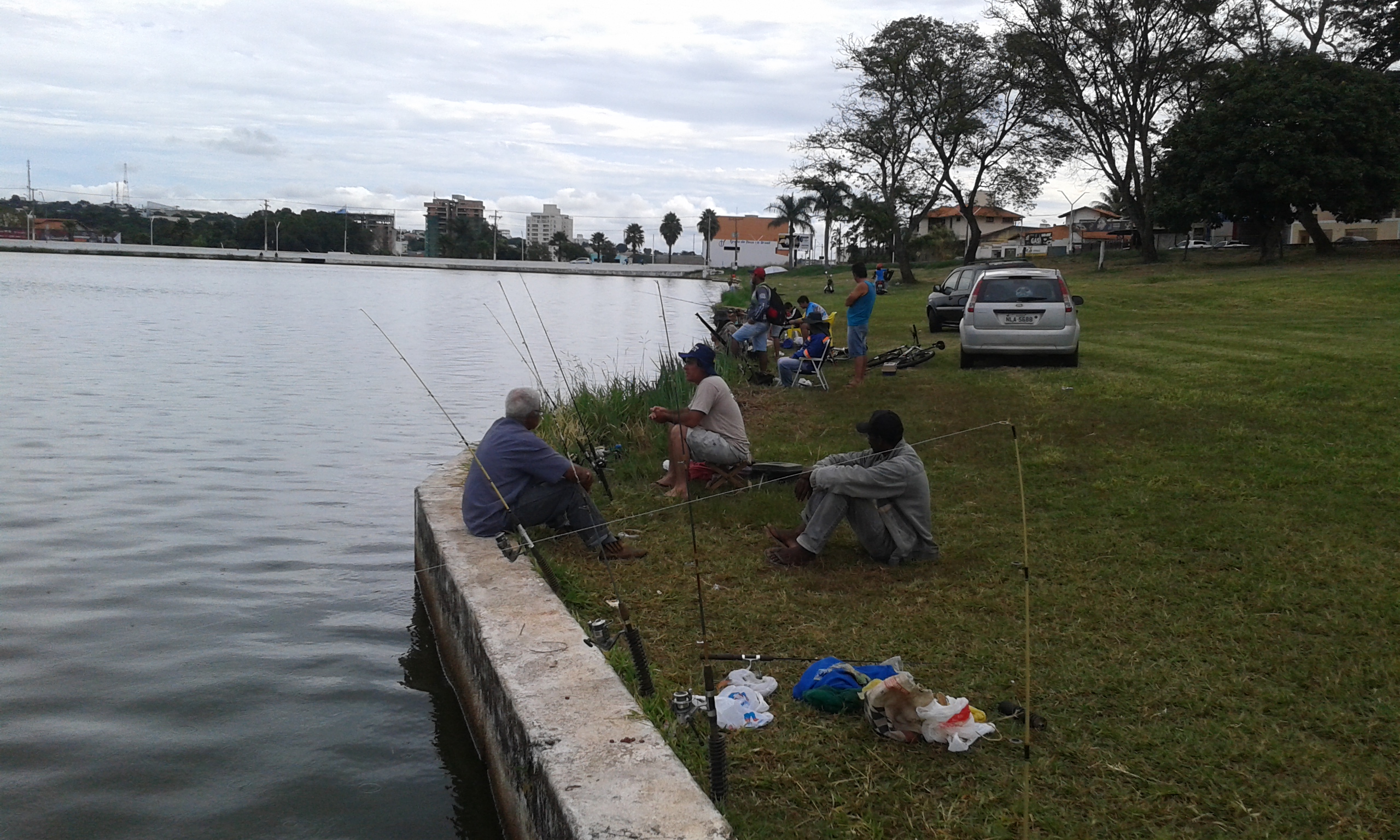 Pescadores na represa