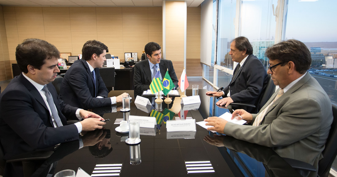 Em Brasília, no ministério da Integração Nacional. Adib conseguiu recurso para canalização do ribeirão Pirapitinga