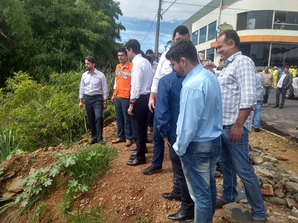 Ministro das cidades, Alexandre Baldy (primeiro da esquerda) e Hélder Barbalho (de coleta laranja) vieram prestigiar Catalão e lançar a obra de canalização do Pirapitinga